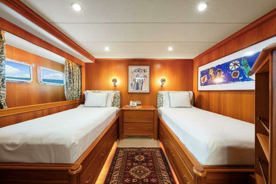 1996 Palmer Johnson TRI-DECK FB