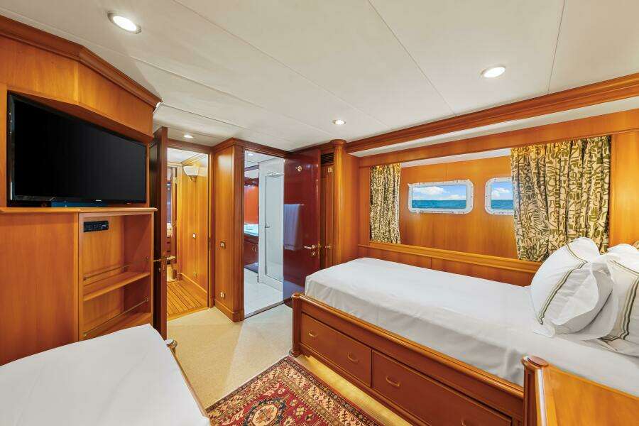 1996 Palmer Johnson TRI-DECK FB