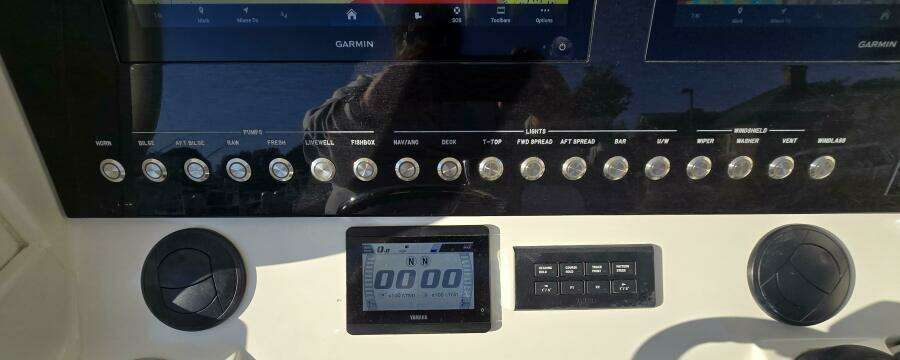 2021 Regulator 34 Center Console