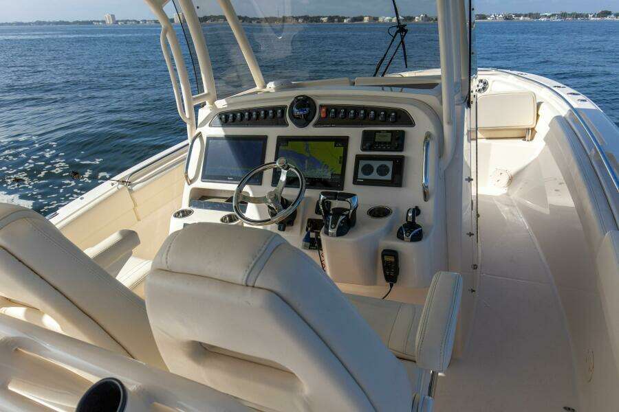 2022 32 Grady White Canyon 326 Electronics (3)