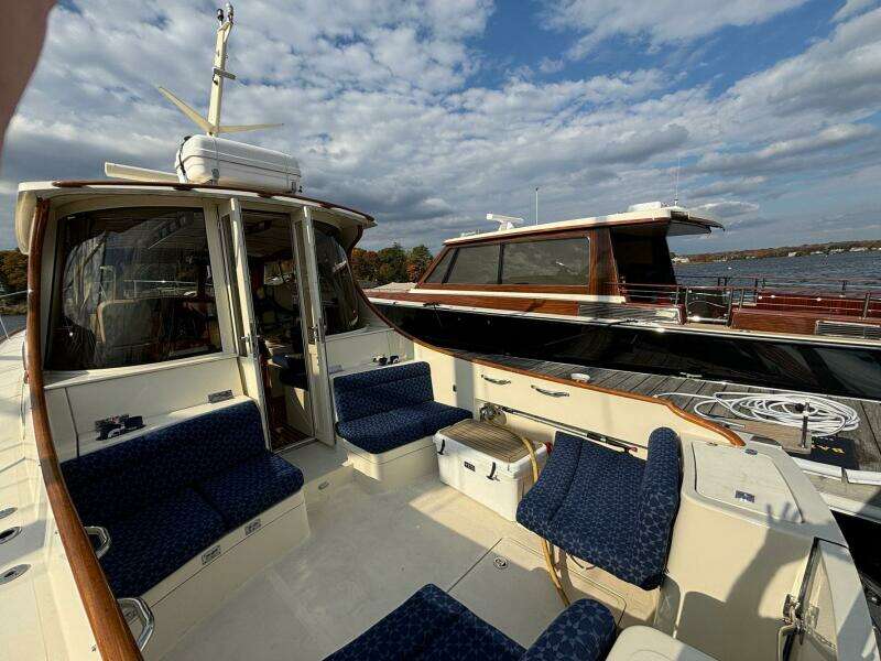 2005 Hinckley Talaria 44 Motor Yacht