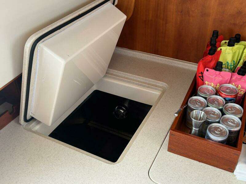 2005 Hinckley Talaria 44 Motor Yacht