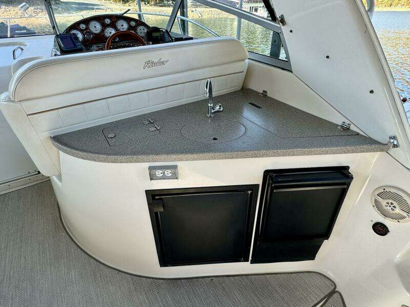 2004 Rinker 342 Fiesta Vee