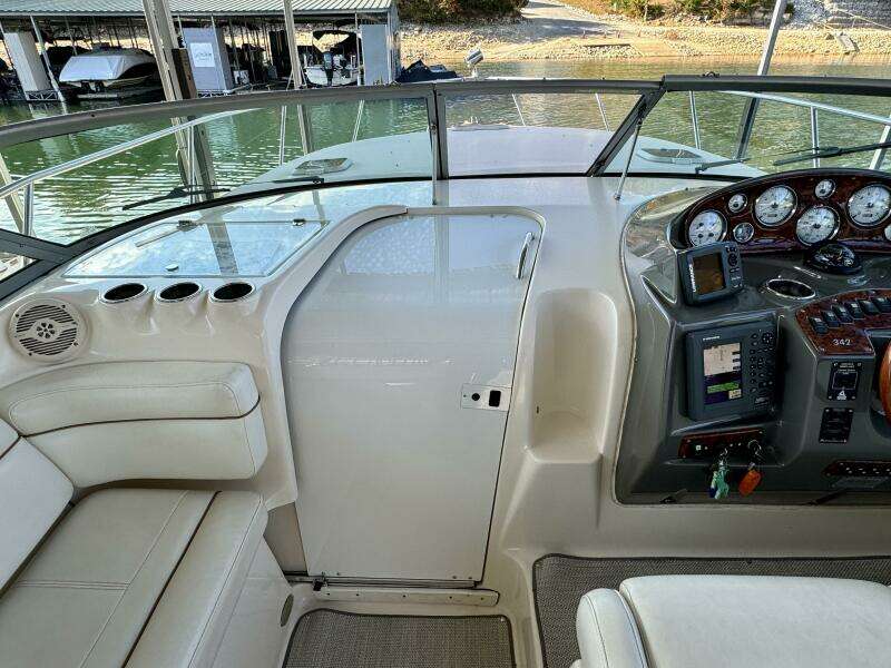 2004 Rinker 342 Fiesta Vee