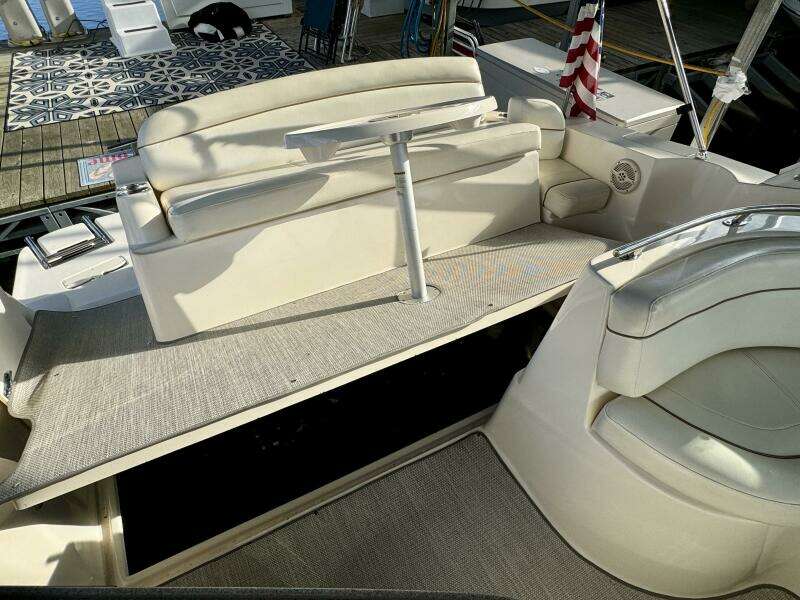 2004 Rinker 342 Fiesta Vee