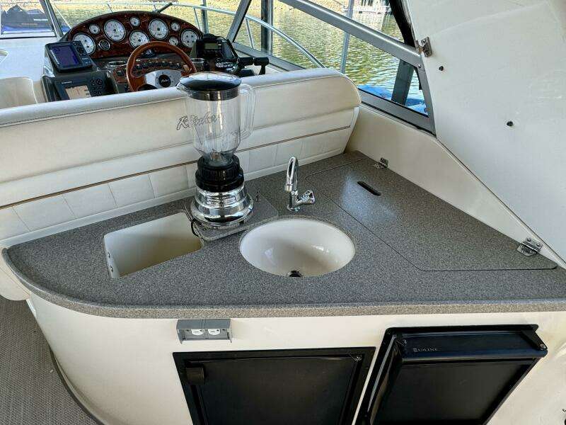 2004 Rinker 342 Fiesta Vee