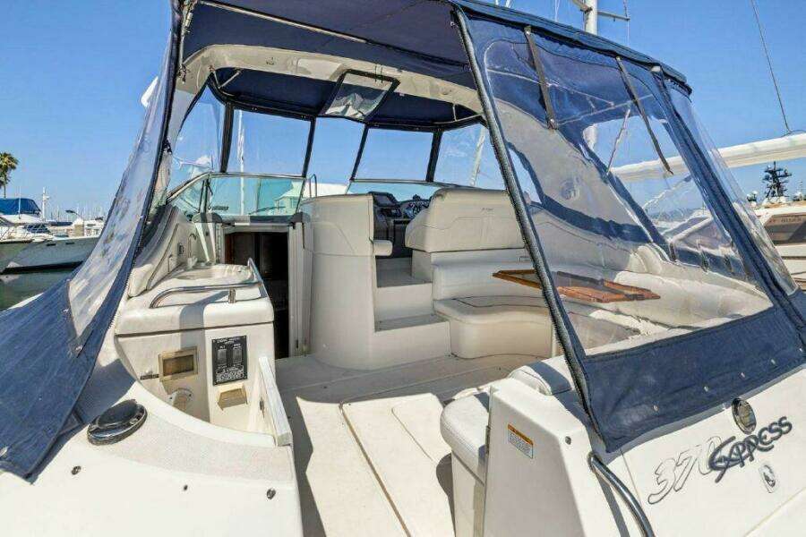 2006 Cruisers Yachts 370 Express