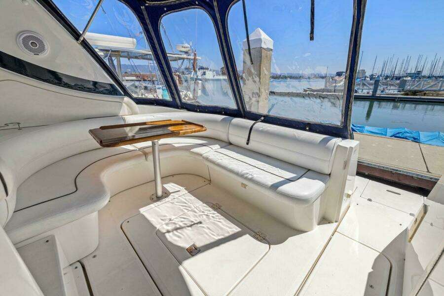 2006 Cruisers Yachts 370 Express