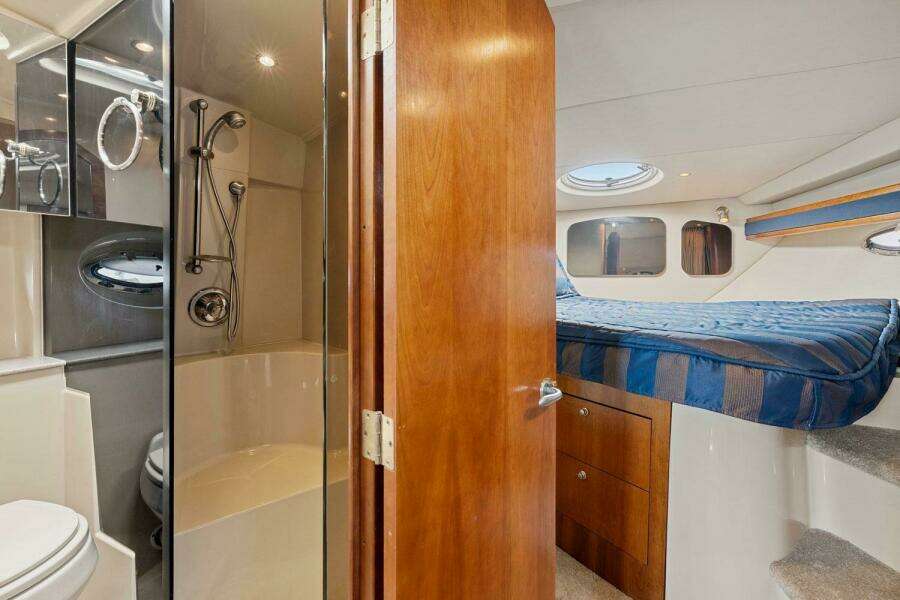 2006 Cruisers Yachts 370 Express