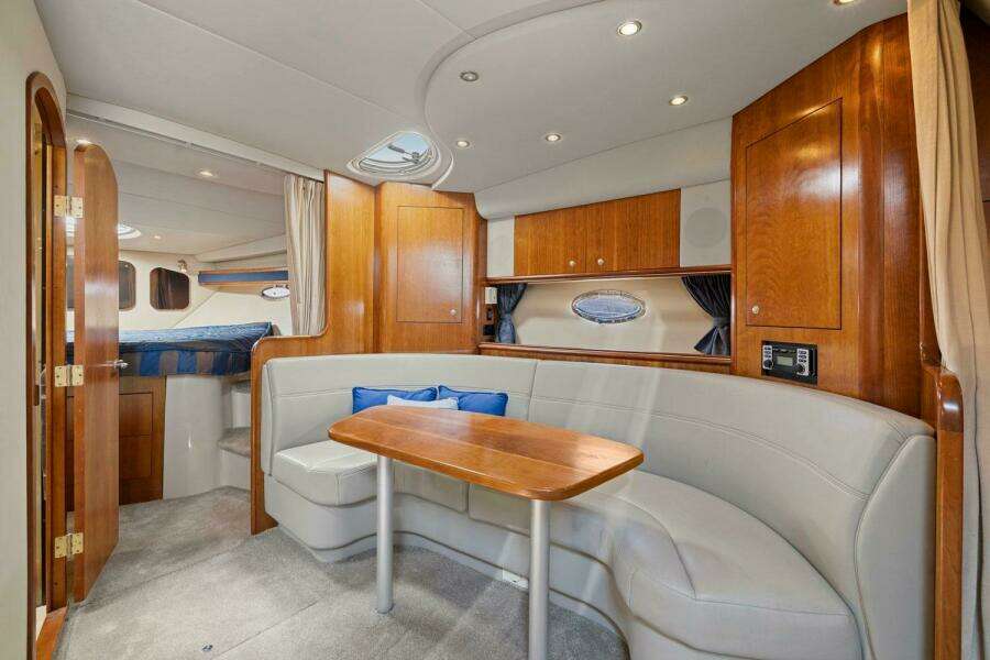2006 Cruisers Yachts 370 Express