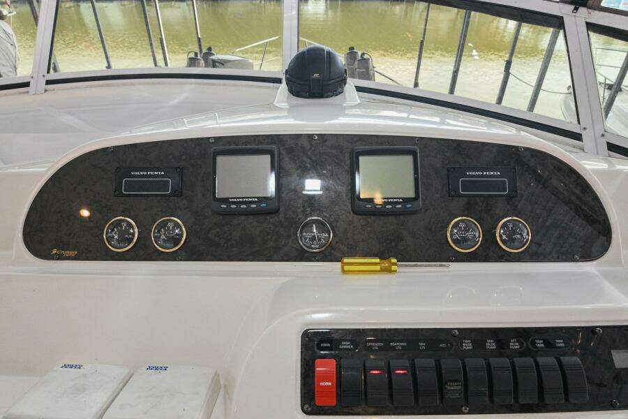 2002 Cruisers Yachts 5000 Sedan Sport