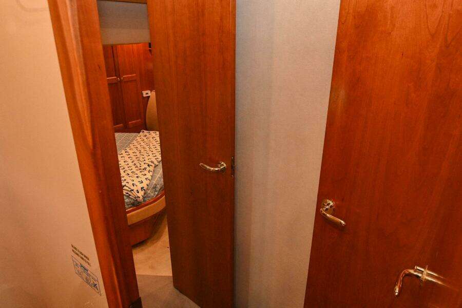 2002 Cruisers Yachts 5000 Sedan Sport