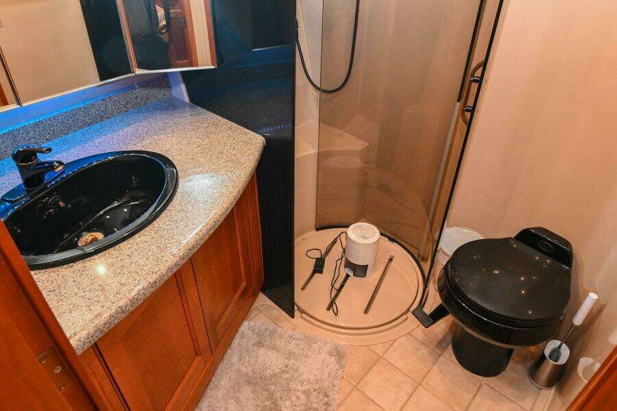 2002 Cruisers Yachts 5000 Sedan Sport