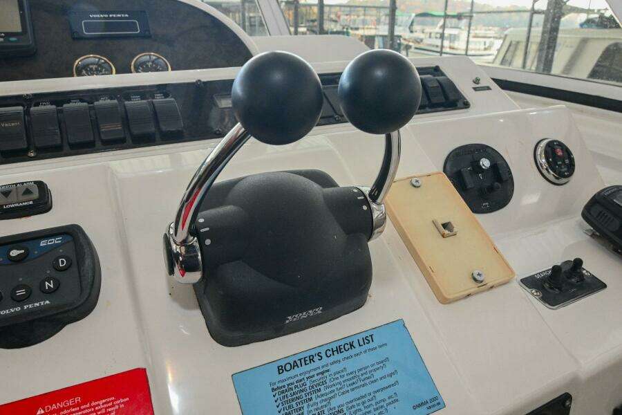 2002 Cruisers Yachts 5000 Sedan Sport