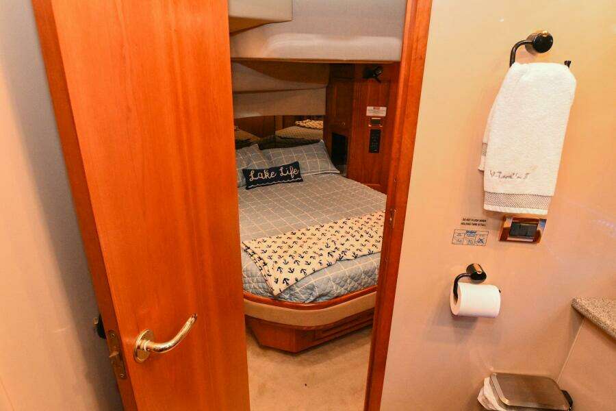 2002 Cruisers Yachts 5000 Sedan Sport