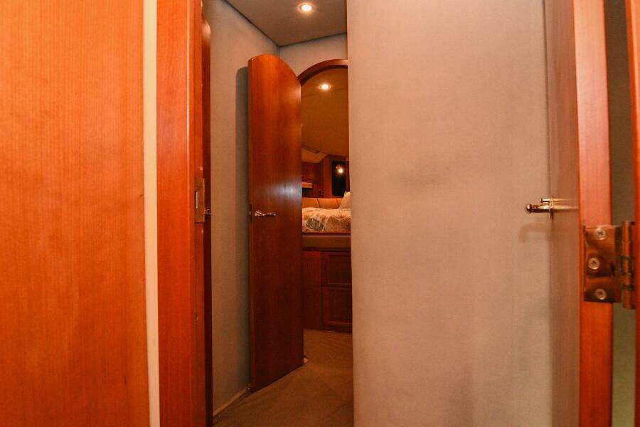 2002 Cruisers Yachts 5000 Sedan Sport