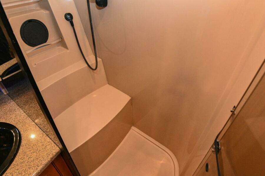 2002 Cruisers Yachts 5000 Sedan Sport