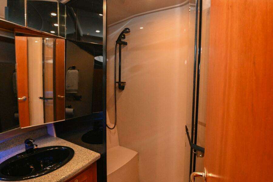 2002 Cruisers Yachts 5000 Sedan Sport