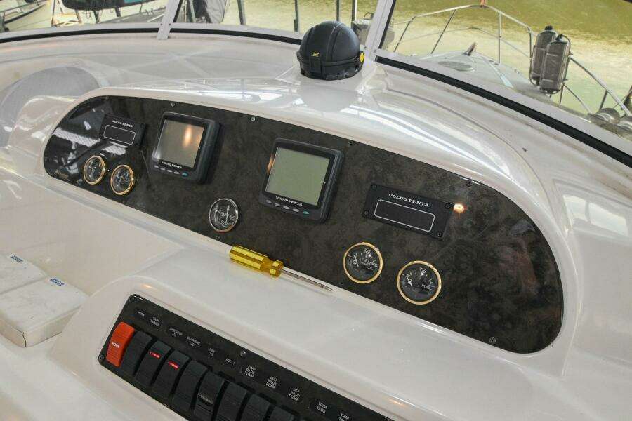 2002 Cruisers Yachts 5000 Sedan Sport