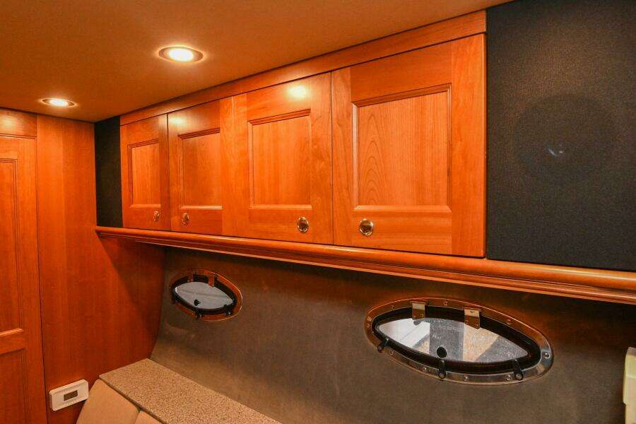 2002 Cruisers Yachts 5000 Sedan Sport