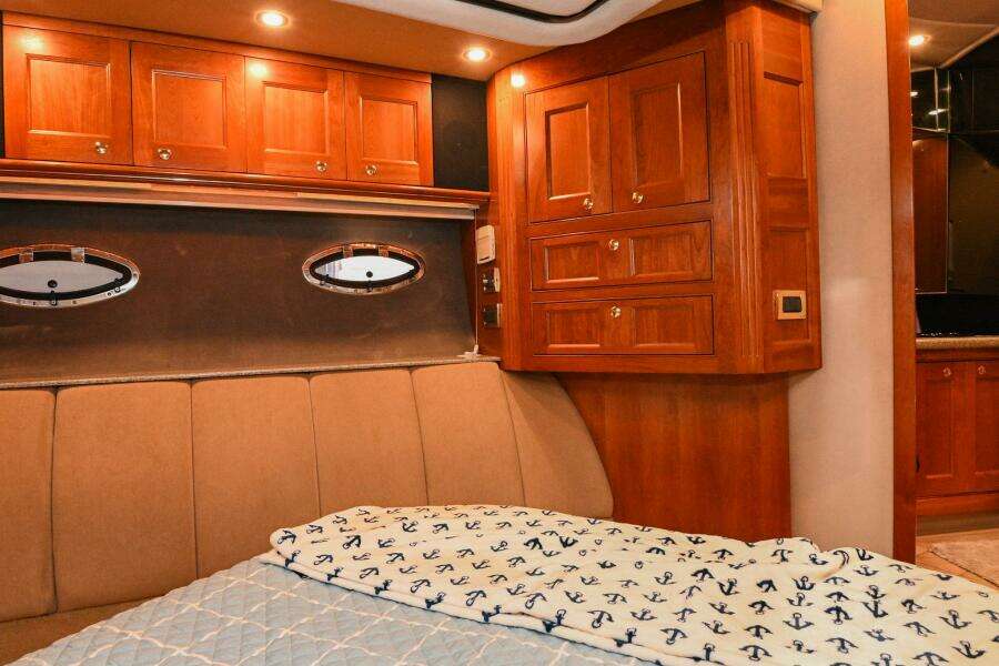 2002 Cruisers Yachts 5000 Sedan Sport