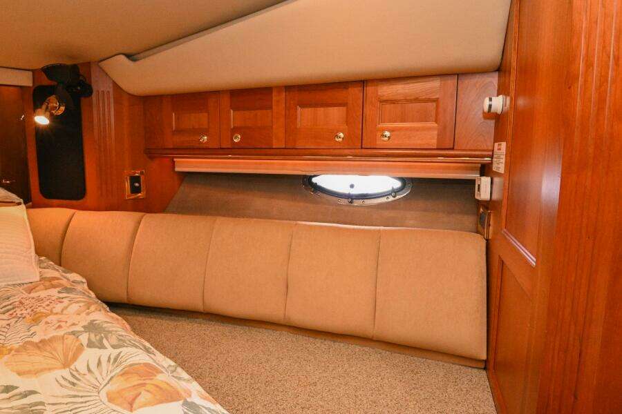 2002 Cruisers Yachts 5000 Sedan Sport