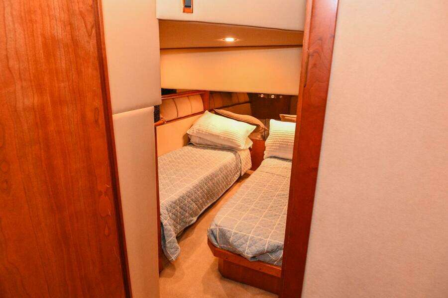 2002 Cruisers Yachts 5000 Sedan Sport