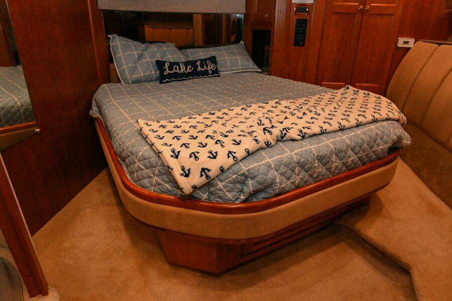 2002 Cruisers Yachts 5000 Sedan Sport