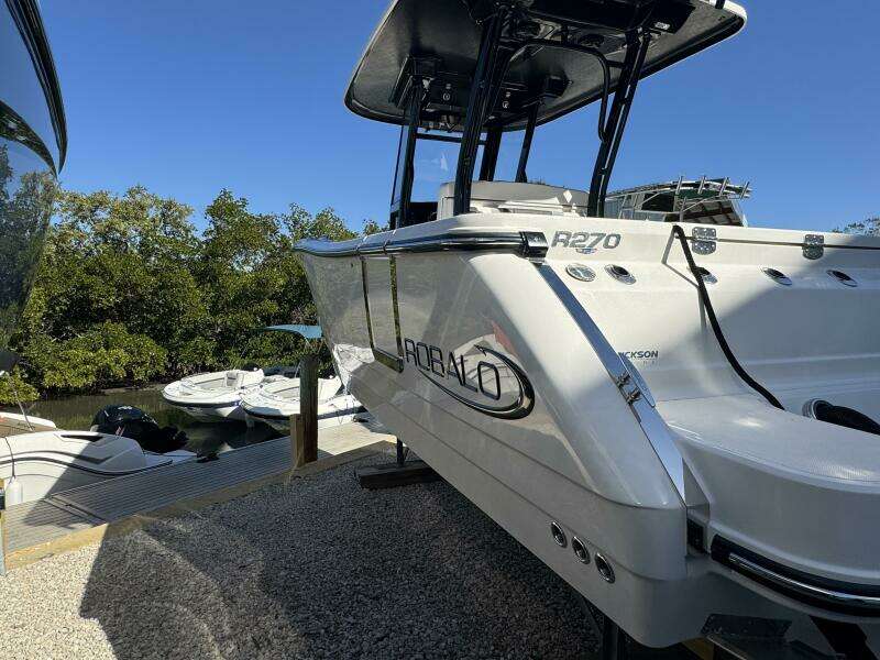 2023 Robalo R270 Center Console