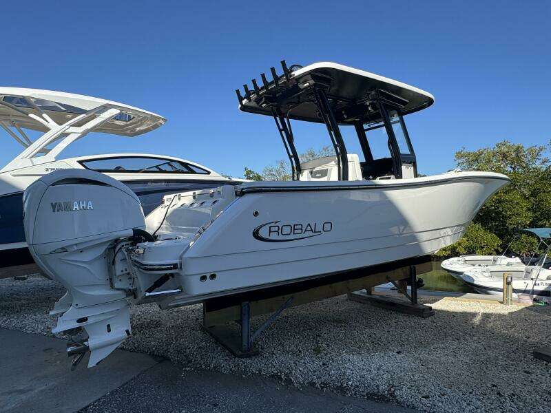 2023 Robalo R270 Center Console