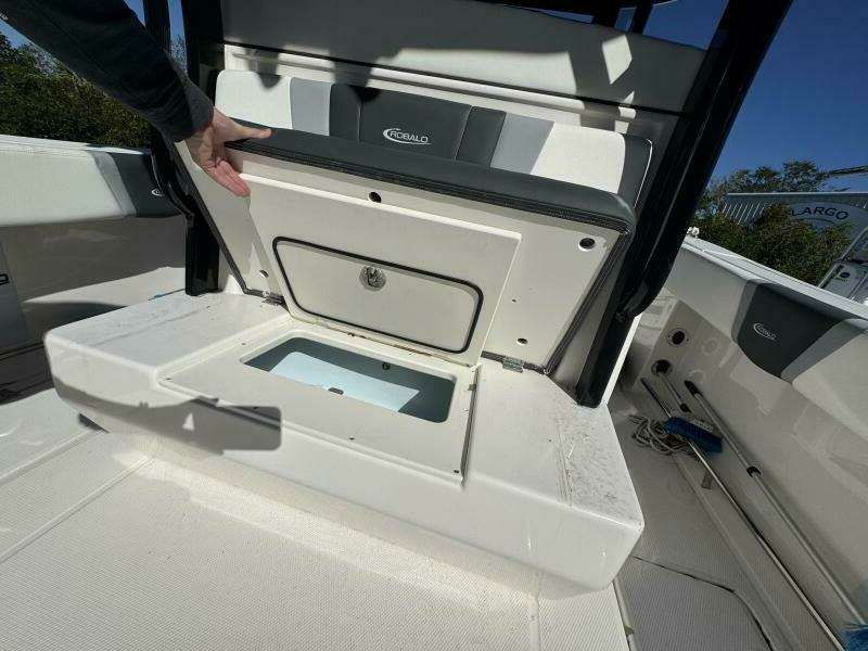 2023 Robalo R270 Center Console