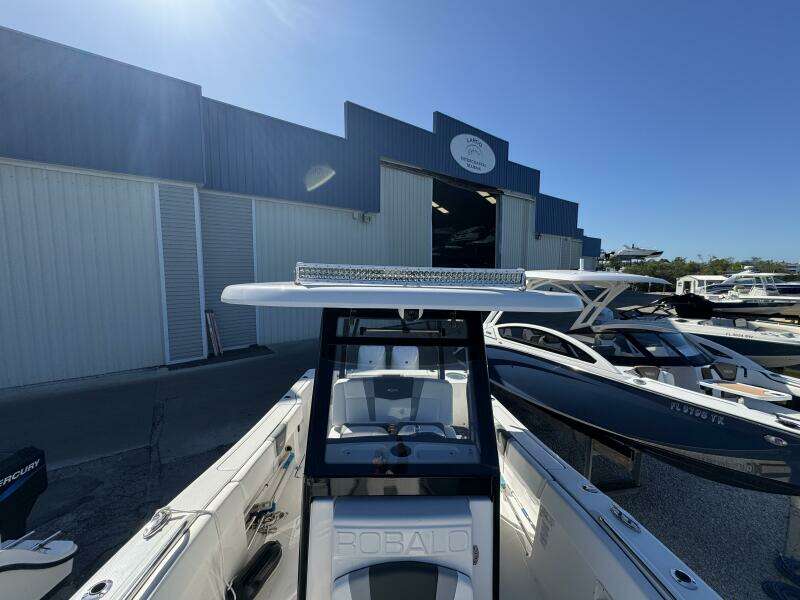 2023 Robalo R270 Center Console