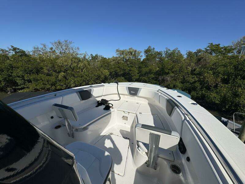 2023 Robalo R270 Center Console
