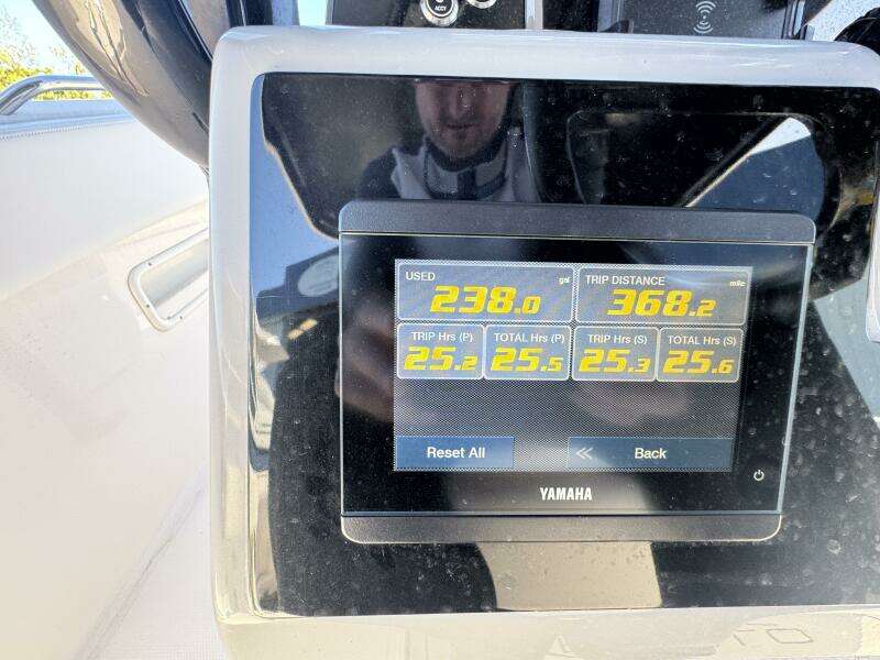 2023 Robalo R270 Center Console