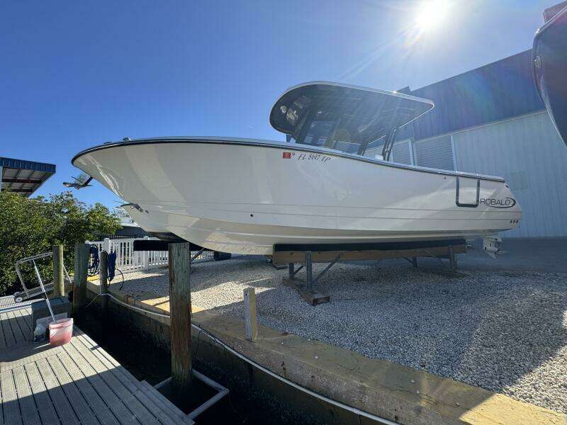 2023 Robalo R270 Center Console