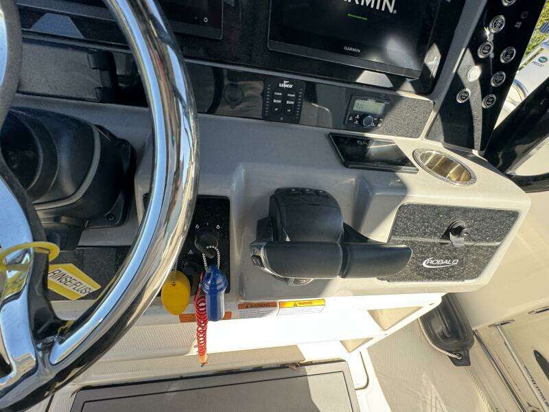2023 Robalo R270 Center Console