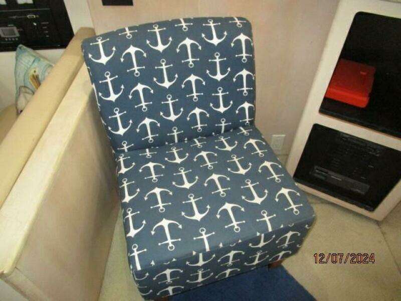 40' Carver salon starboard seating