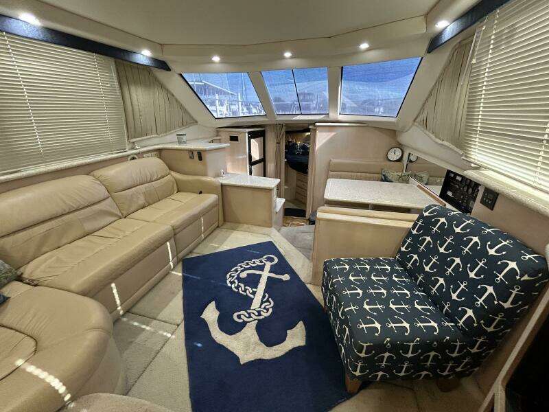 40' Carver salon forward