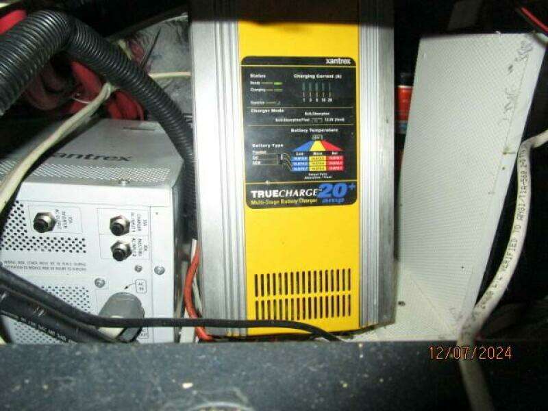 40' Carver battery charger