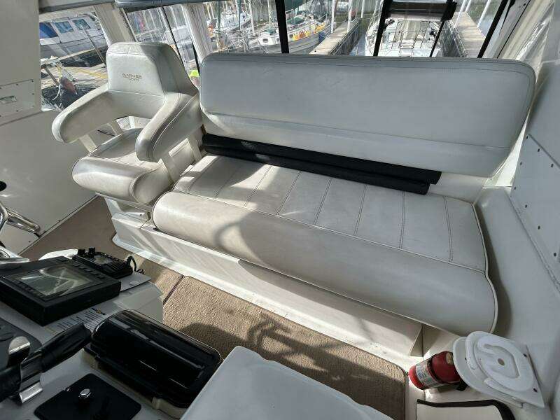 40' Carver flybridge helmseats2