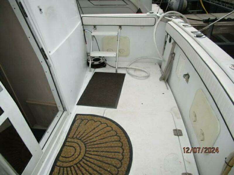 40' Carver cockpit starboard