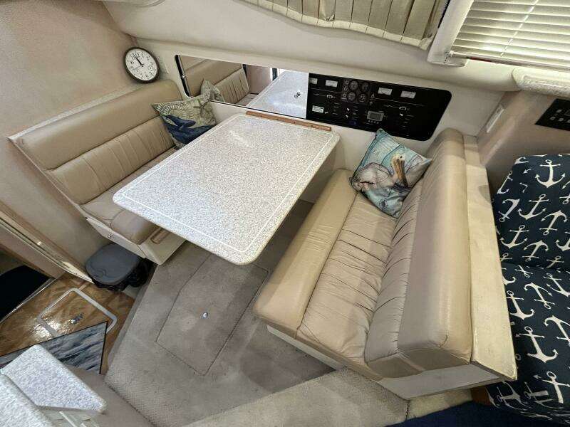 40' Carver dinette1