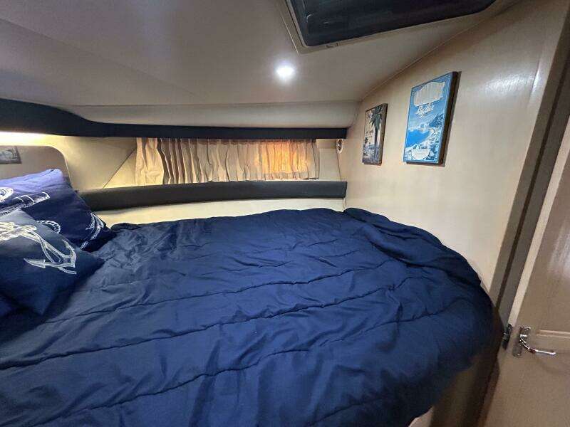 40' Carver guest stateroom starboard