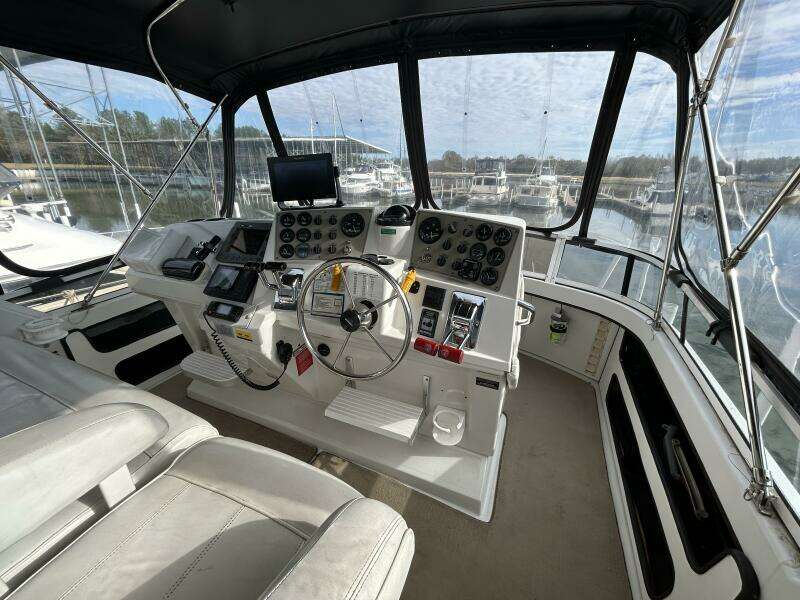 40' Carver flybridge forward