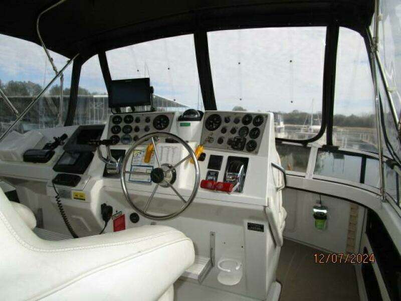 40' Carver flybridge helm1