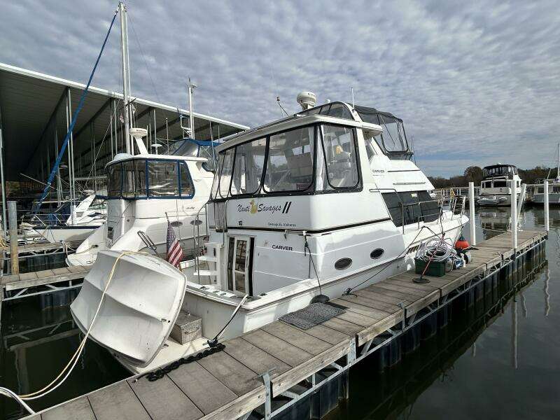 40' Carver starboard aft profile