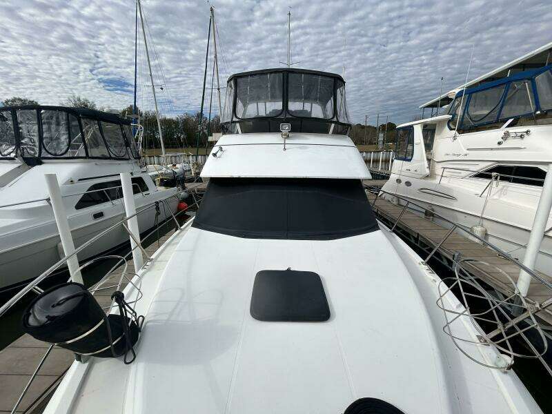 40' Carver foredeck aft