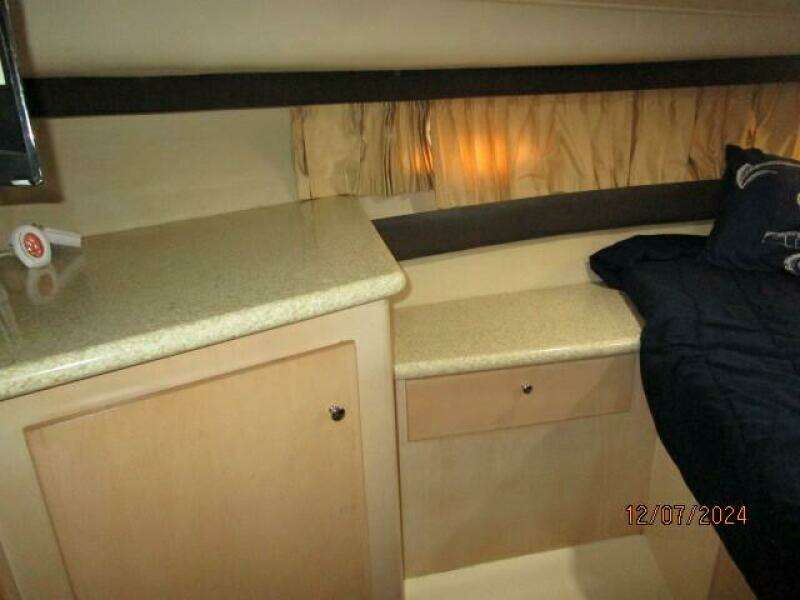 40' Carver guest stateroom port