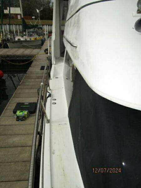 40' Carver starboard side deck1