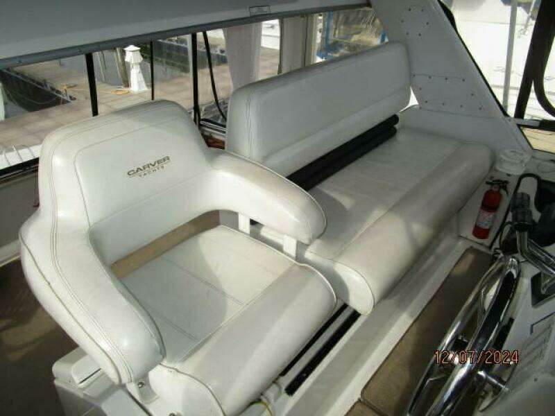 40' Carver flybridge helmseats1